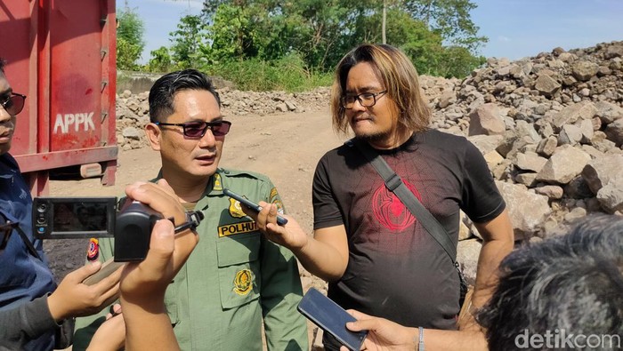 Agung Ferdiansyah, Polhut Muda Pokja Perlindungan Pengawetan Pemanfaatan dan Pelayanan BKSDA Jawa Barat  saat evakuasi buaya di Cianjur
