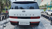 All New Hyundai Santa Fe hadir dalam lima pilihan warna, yakni hitam, putih, putih cream, abu-abu dan hitam matte. Sementara harganya mulai dari Rp 699 juta untuk mesin bensin dan Rp 786 jutaan untuk mesin hybrid. Seluruhnya berstatus on the road Jakarta. Foto: Septian Farhan Nurhuda / detikOto
