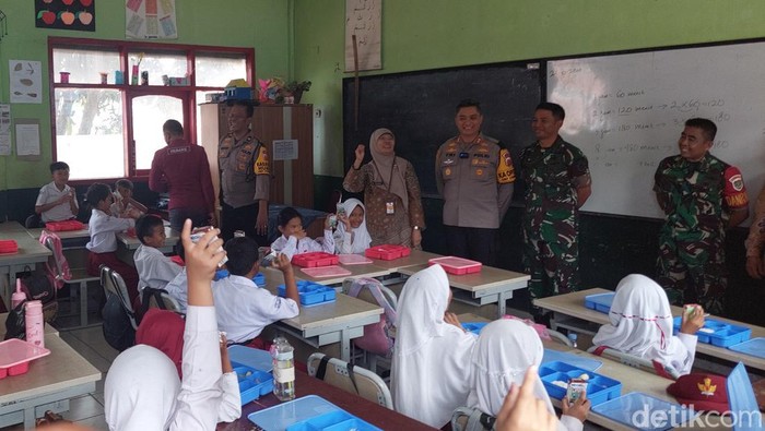Anak SD di KBB Dapat Makan Siang Bergizi