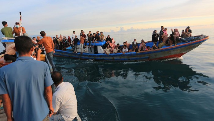 Antusiasme Warga Lokal Melihat Langsung Migran Rohingya di Laut Aceh Sejumlah warga memanfaatkan jasa kapal nelayan untuk melihat imigran etnis Rohingya di perairan Desa Padang Bakau, Kecamatan Labuhan Haji, Aceh Selatan, Aceh, Rabu (23/10/2024). Momen keberadaan imigran etnis Rohingya di perairan Aceh Selatan dimanfaatkan sebagian nelayan untuk menyewakan jasa angkut warga untuk melihat imigran tersebut dengan tarif Rp10.000 per orang. ANTARA FOTO/Syifa Yulinnas/aww.