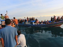 Antusiasme Warga Lokal Melihat Langsung Imigran Rohingya di Laut Aceh