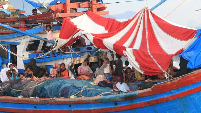 Sejumlah warga memanfaatkan jasa kapal nelayan untuk melihat imigran etnis Rohingya di perairan Desa Padang Bakau, Kecamatan Labuhan Haji, Aceh Selatan, Aceh, Rabu (23/10/2024). Momen keberadaan imigran etnis Rohingya di perairan Aceh Selatan dimanfaatkan sebagian nelayan untuk menyewakan jasa angkut warga untuk melihat imigran tersebut dengan tarif Rp10.000 per orang. ANTARA FOTO/Syifa Yulinnas/aww.