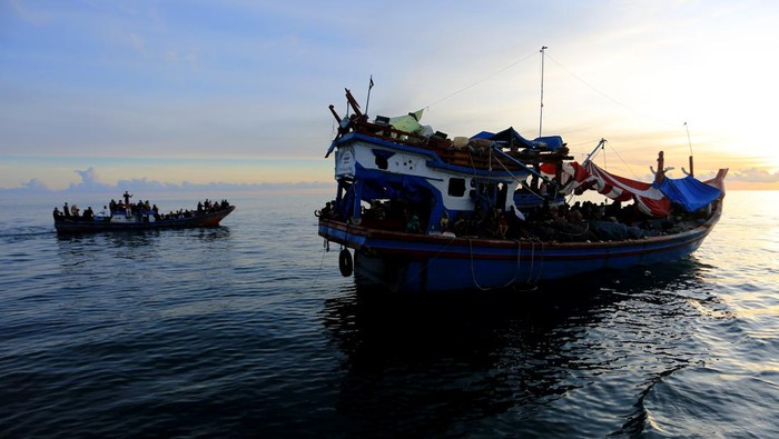 Sejumlah warga memanfaatkan jasa kapal nelayan untuk melihat imigran etnis Rohingya di perairan Desa Padang Bakau, Kecamatan Labuhan Haji, Aceh Selatan, Aceh, Rabu (23/10/2024). Momen keberadaan imigran etnis Rohingya di perairan Aceh Selatan dimanfaatkan sebagian nelayan untuk menyewakan jasa angkut warga untuk melihat imigran tersebut dengan tarif Rp10.000 per orang. ANTARA FOTO/Syifa Yulinnas/aww.
