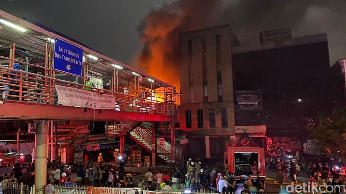 Api masih menyala di lokasi ruko yang terbakar di Mampang Prapatan, Jaksel. Damkar menambah mobil pompa air dan personel ke lokasi kebakaran. (Devi Puspitasari/detikcom)