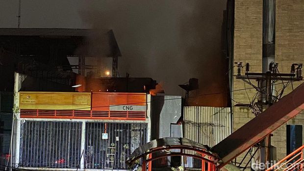 Api masih menyala di lokasi ruko yang terbakar di Mampang Prapatan, Jaksel. Damkar menambah mobil pompa air dan personel ke lokasi kebakaran. (Devi Puspitasari/detikcom)