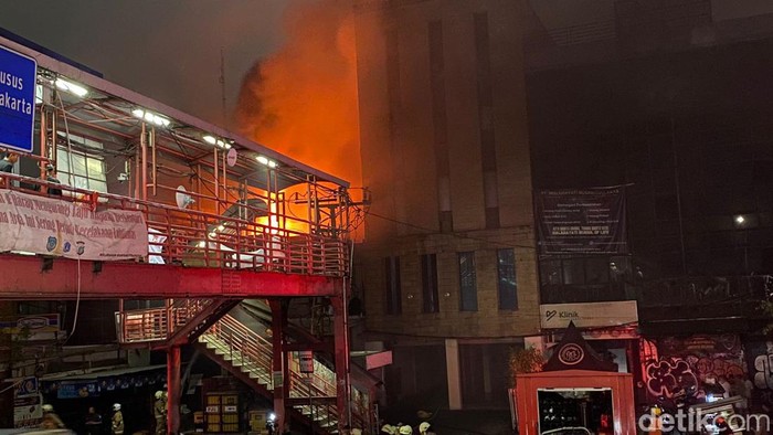 Api masih menyala di lokasi ruko yang terbakar di Mampang Prapatan, Jaksel. Damkar menambah mobil pompa air dan personel ke lokasi kebakaran. (Devi Puspitasari/detikcom)