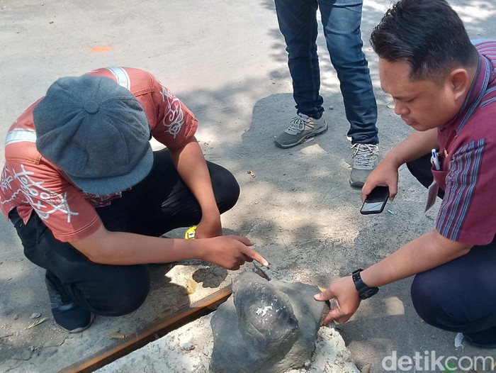Batu yang diduga kepala arca di tepi jalan kampung Desa Tempursari, Kecamatan Ngawen, Klaten, Kamis (24/10/2024).