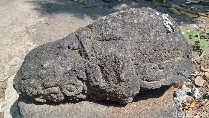 Batu yang diduga kepala arca di tepi jalan kampung Desa Tempursari, Kecamatan Ngawen, Klaten, Kamis (24/10/2024).