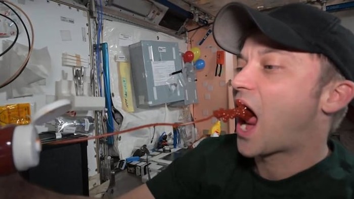Begini Cara Astronot Makan Saus Tomat di Luar Angkasa