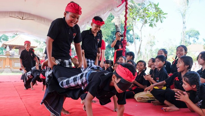 Siswa SD mengikuti permainan tradisional saat belajar bersama di Museum Subak, Tabanan, Bali, Kamis (24/10/2024). Kegiatan yang digelar UPTD Museum Subak tersebut merupakan program belajar bersama yang dikemas untuk mengenalkan permainan tradisional dan menumbuhkan nilai sosial seiring maraknya minat anak-anak bermain ponsel atau berinteraksi dengan gadget. ANTARA FOTO/Nyoman Hendra Wibowo/agr