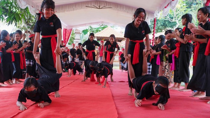 Belajar permainan tradisional di Museum Subak Bali Siswa SD mengikuti permainan tradisional saat belajar bersama di Museum Subak, Tabanan, Bali, Kamis (24/10/2024). Kegiatan yang digelar UPTD Museum Subak tersebut merupakan program belajar bersama yang dikemas untuk mengenalkan permainan tradisional dan menumbuhkan nilai sosial seiring maraknya minat anak-anak bermain ponsel atau berinteraksi dengan gadget. ANTARA FOTO/Nyoman Hendra Wibowo/agr