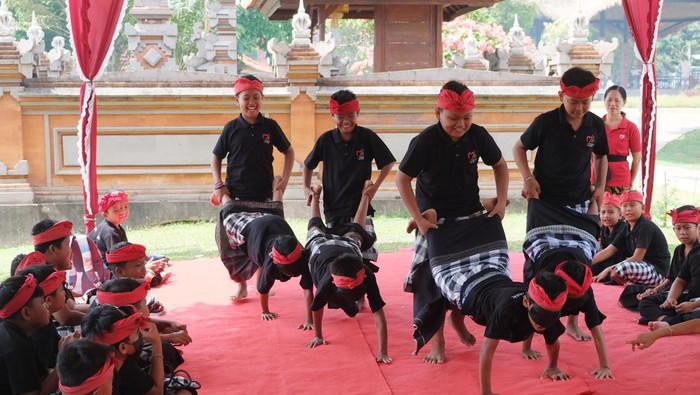 Siswa SD mengikuti permainan tradisional saat belajar bersama di Museum Subak, Tabanan, Bali, Kamis (24/10/2024). Kegiatan yang digelar UPTD Museum Subak tersebut merupakan program belajar bersama yang dikemas untuk mengenalkan permainan tradisional dan menumbuhkan nilai sosial seiring maraknya minat anak-anak bermain ponsel atau berinteraksi dengan gadget. ANTARA FOTO/Nyoman Hendra Wibowo/agr