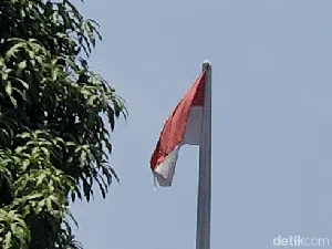 Lusuhnya Bendera di Halaman Gedung DPRD Kabupaten Sukabumi