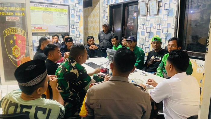 Bentrok antara ojek online (ojol) dengan ojek pangkalan (opang) terjadi di depan Stasiun Maja, Lebak, Banten. (Dok. Istimewa)