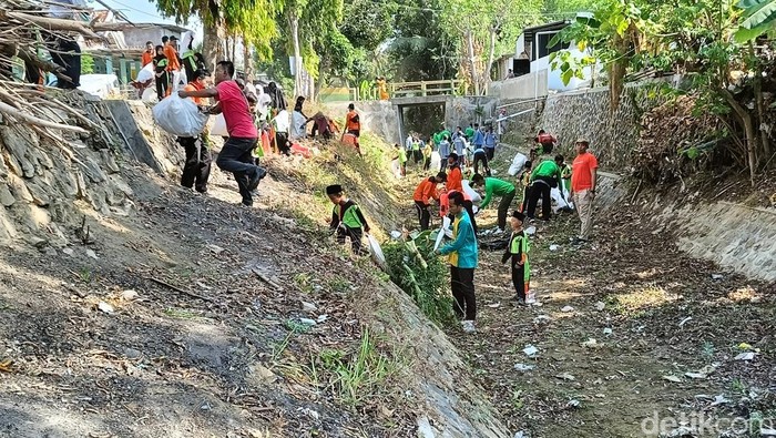 bersih-bersih sungai di pamekasan
