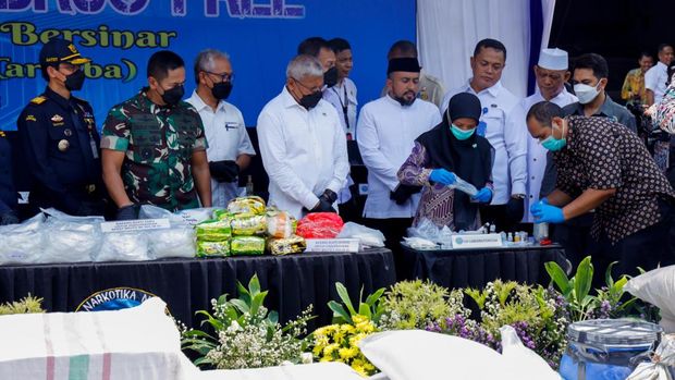 BNN memusnahkan 3,3 ton barang bukti hasil tindak pidana narkotika dari 9 kasus penyitaan narkoba dengan total 29 tersangka. (dok BNN)