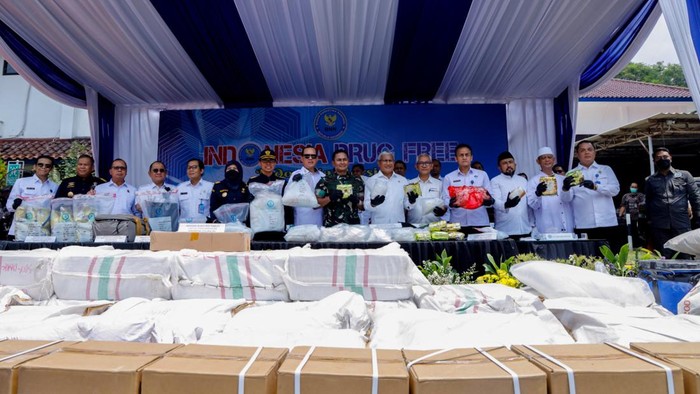 BNN memusnahkan 3,3 ton barang bukti hasil tindak pidana narkotika dari 9 kasus penyitaan narkoba dengan total 29 tersangka. (dok BNN)