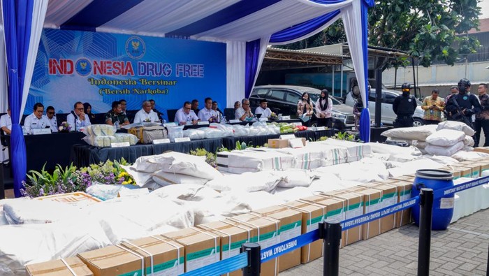 BNN memusnahkan 3,3 ton barang bukti hasil tindak pidana narkotika dari 9 kasus penyitaan narkoba dengan total 29 tersangka. (dok BNN)