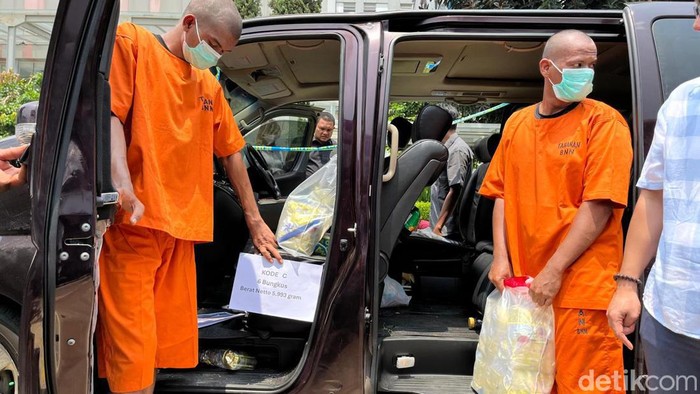 BNN menangkap 3 orang yang membawa 20 bungkus sabu dengan berat sekitar 20 kg di Bogor. BNN berkolaborasi dengan Ditjen Bea Cukai dan Ditjen Pemasyarakatan. (Rifka Amalia/detikcom)