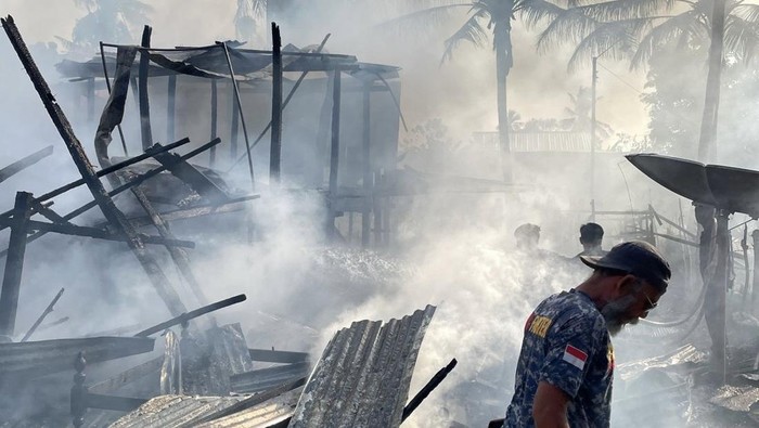 Kebakaran melanda 3 rumah di Kecamatan Awangpone, Bone, diduga akibat korsleting listrik.
