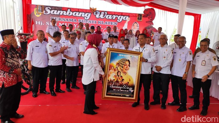 Bupati Sri Mulyani saat menerima hadiah berupa pigura dari Sekda Jajang pada acara Sambang Warga di Desa Janti, Kecamatan Polanharjo, Rabu (23/10/2024).