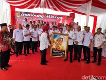 Momen Sekda Klaten Hadiahi Bupati Sri Mulyani Pigura saat Sambang Warga