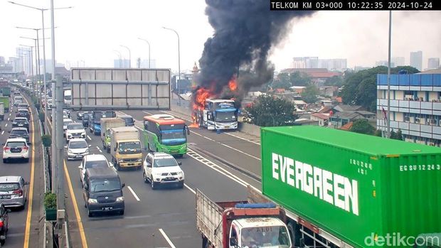 Bus pariwisata angkut 58 anak TK terbakar di Tol Wiyoto WIyono