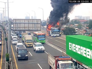 Gerak Cepat Sopir Selamatkan Anak TK saat Bus Wisata Dilalap Api