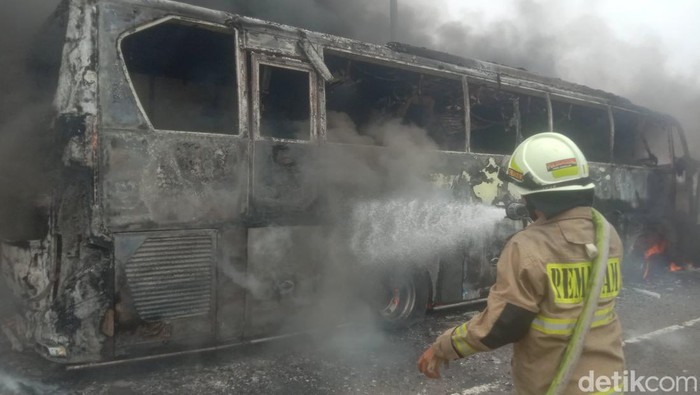 Bus pariwisata angkut 58 anak TK terbakar di Tol Wiyoto WIyono
