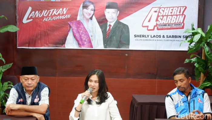 Cagub Malut Sherly Tjoanda didampingi Cawagub Sarbin Sehe dan Ketua Tim Pemenang Rahmi Husen saat menggelar konferensi pers di Bela Hotel Ternate. Nurkholis Lamaau/detikcom