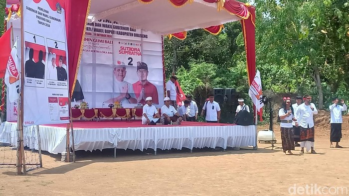 Calon gubernur Bali nomor urut 2 Wayan Koster saat kampanye di Desa Ambengan, Kecamatan Sukasada, Buleleng, Bali Kamis (24/10/2024). (Made Wijaya Kusuma)