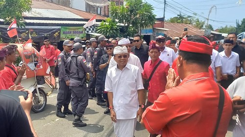 Calon gubernur Bali nomor urut 2 Wayan Koster saat kampanye di Desa Panji, Kecamatan Sukasada, Kabupaten Buleleng, Bali, Kamis (24/10/2024). (Foto: Made Wijaya Kusuma/detikBali)