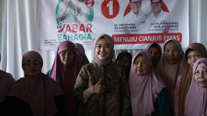 Calon Wakil Gubernur Jabar Gitalis Dwinatarina bersama pendukungnya.
