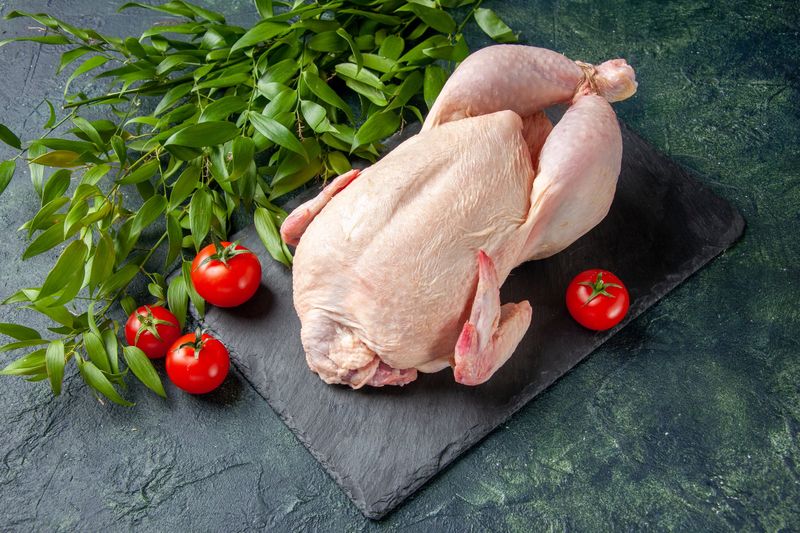 Daging ayam mentah utuh