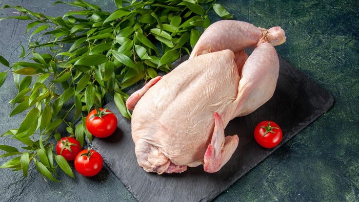 Daging ayam mentah utuh
