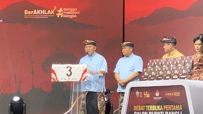 Paslon nomor urut 3, Giri-Brata saat menyampaikan visi misi pada debat perdana Pilbup Bangli, Kamis (24/10/2024). (Rizki Setyo Samudero/detikBali)