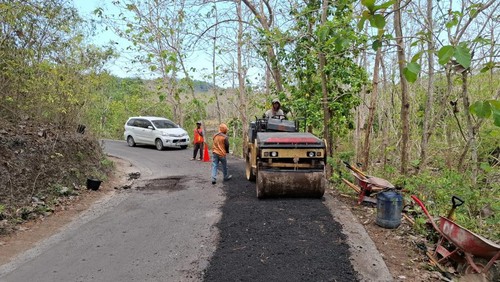 Dinas Pekerjaan Umum, Penataan Ruang, Perumahan dan Kawasan Permukiman (PUPRPKP) Klungkung memperbaiki jalan di Nusa Penida dengan sistem tambal sulam, Kamis (24/10/2024). (Foto: Dok Dinas PU Klungkung).