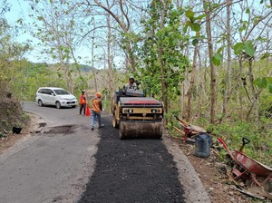 Dana Rp 56 Miliar Belum Terealisasi, Jalan Rusak di Nusa Penida Ditambal Sulam