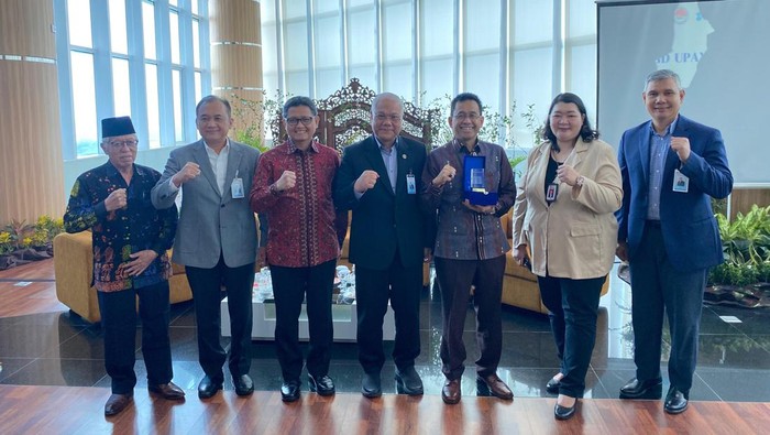 Direktur Bank Sumsel Babel foto bersama usai FGD