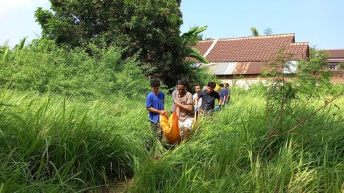 Evakuasi jasad buruh bangunan asal Lampung Tengah yang bunuh diri di Mataram, Kamis (24/10/2024). (Humas Polresta Mataram)