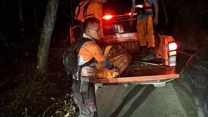 Evakuasi mayat petugas Basarnas yang hilang saat cari korban tenggelam di Karo. (Istimewa)