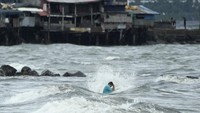 Badai ini memiliki kecepatan angin 85 kpj dan tiupan hingga 105 kpj. Badai diperkirakan akan menghantam pantai Aurora dan bergerak melintasi Luzon utara sebelum keluar ke Laut China Selatan. (AP Photo/Aaron Favila) 