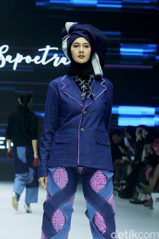 Paula Verhoeven tampak mengenakan blazer denim yang dipadukan dengan celana motif pink beraksen sulur-sulur yang juga terbuat dari bahan denim. Foto: Mohammad Abduh/detikcom