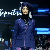 Paula Verhoeven tampak mengenakan blazer denim yang dipadukan dengan celana motif pink beraksen sulur-sulur yang juga terbuat dari bahan denim. Foto: Mohammad Abduh/detikcom
