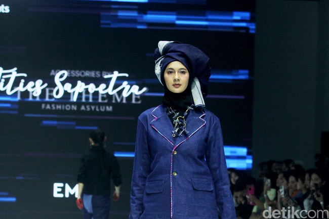 Model 37 tahun ini memakai hijab plus turban yang dimodifikasi dengan aksen bervolume. Foto: Mohammad Abduh/detikcom