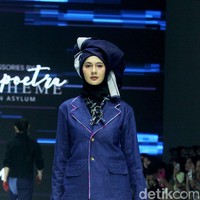 Model 37 tahun ini memakai hijab plus turban yang dimodifikasi dengan aksen bervolume. Foto: Mohammad Abduh/detikcom