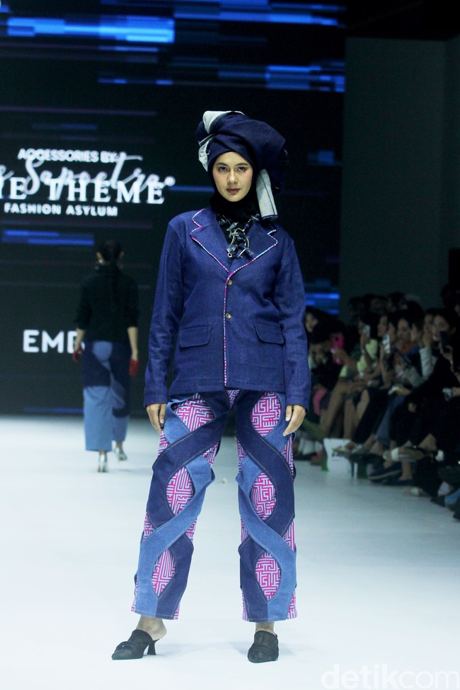 Ibu dua anak ini menjadi ‘gong’ atau model penutup untuk koleksi yang mengangkat denim sebagai material utamanya. Foto: Mohammad Abduh/detikcom