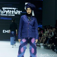 Ibu dua anak ini menjadi ‘gong’ atau model penutup untuk koleksi yang mengangkat denim sebagai material utamanya. Foto: Mohammad Abduh/detikcom
