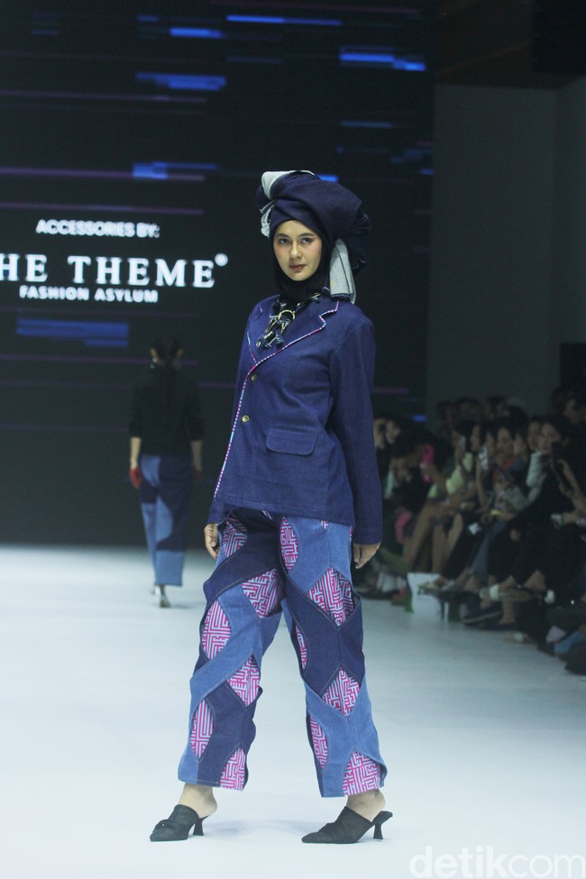 Paula Verhoeven tampil di runway Jakarta Fashion Week 2024 membawakan koleksi rancangan Tities Sapoetra. Foto: Mohammad Abduh/detikcom