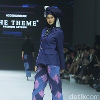 Paula Verhoeven tampil di runway Jakarta Fashion Week 2024 membawakan koleksi rancangan Tities Sapoetra. Foto: Mohammad Abduh/detikcom